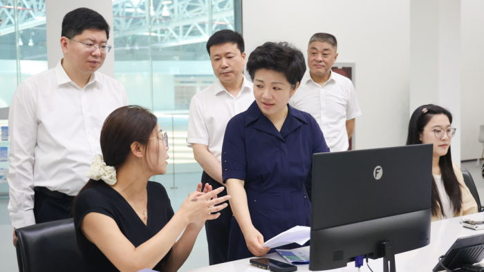 万闻华开展“我陪群众（企业）走流程”活动